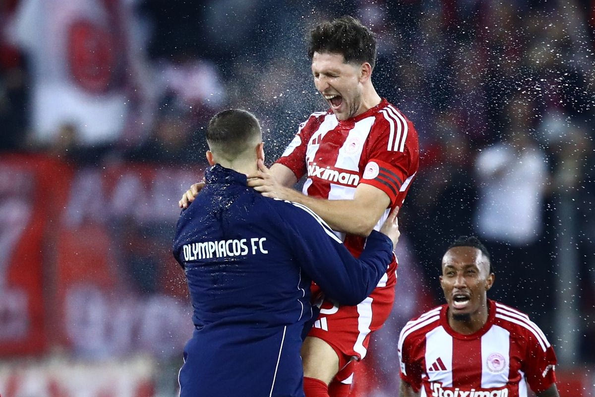 Ο Παναγιώτης Ρέτσος πανηγυρίζει με τον Χρήστο Μουζακίτη