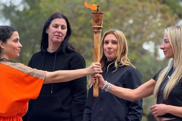 H Aντιγόνη Ντρισμπιώτη άναψε η Φλόγα της Καλλιπάτειρας για τον TUI Rhodes Marathon