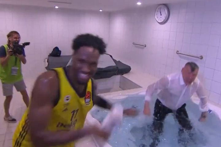 EuroLeague: Οι παίκτες της Φενέρμπαχτσε πέταξαν τον Γιασικεβίτσιους στο τζακούζι μετά την πρόκριση στο Final Four