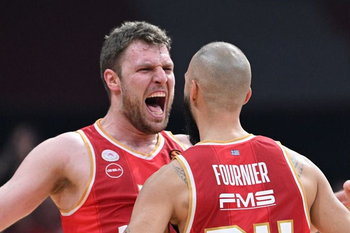 Βεζένκοβ και Φουρνιέ οδήγησαν τον Ολυμπιακό στη νίκη