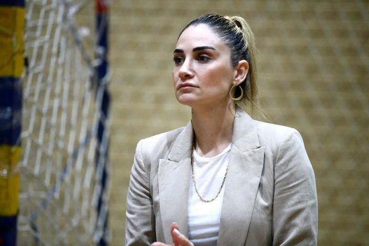 Με το βλέμμα στην εξέδρα η Σελέν Ερντέμ, έδωσε το παρών στο Μετς