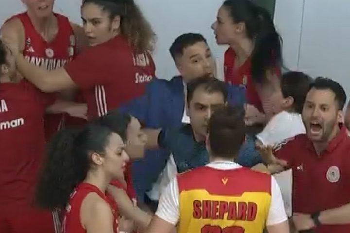 Ένταση στο Αθηναϊκός – Ολυμπιακός: Η Σέπαρντ έσπρωξε την Τόμπιν, αποβλήθηκαν και οι δύο