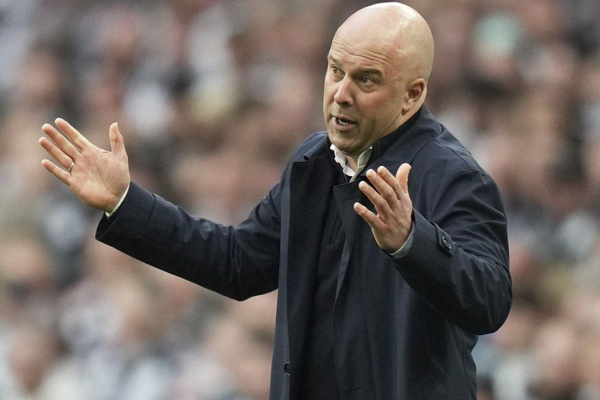 Ο Άρνε Σλοτ στον πάγκο της Λίβερπουλ, στον τελικό του League Cup κόντρα στην Νιούκαστλ | 16 Μαρτίου 2025