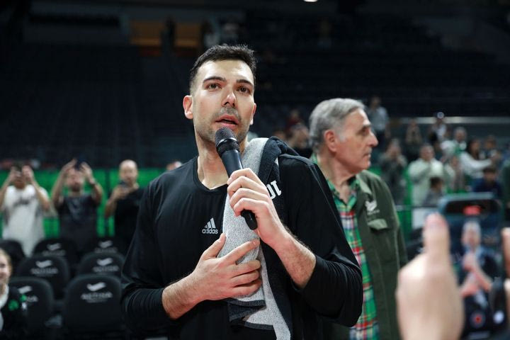 Ο Σλούκας πήρε το μικρόφωνο κι έστειλε το μήνυμα: “Θα παλέψουμε όλοι μαζί, για να φέρουμε τη σειρά πίσω”