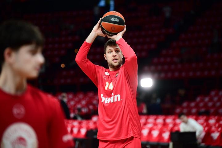 Ολυμπιακός – Ρεάλ: Αποθέωση και ιαχές “MVP, MVP” για τον Σάσα Βεζένκοβ στο ΣΕΦ