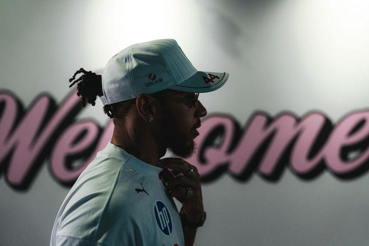 Πώς προσπαθεί ο Χάμιλτον να βρει την ταχύτητά του με τη Ferrari και πώς απαντά στην κριτική