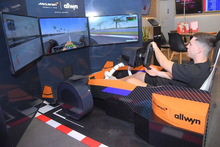McLaren F1 Corners στα καταστήματα ΟΠΑΠ – Αυθεντική εμπειρία Formula 1 μέσα από τον προσομοιωτή της ομάδας McLaren F1