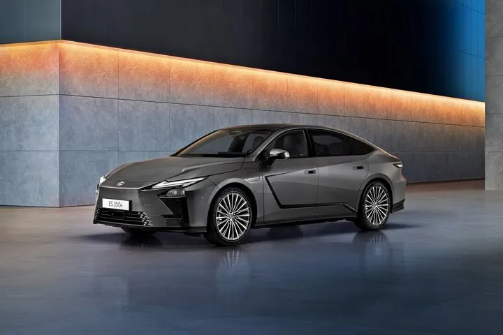 Αποστολή στις Βρυξέλλες: Με το νέο ES η Lexus δείχνει στον κόσμο τη “συνταγή” για την απόλυτη πολυτέλεια