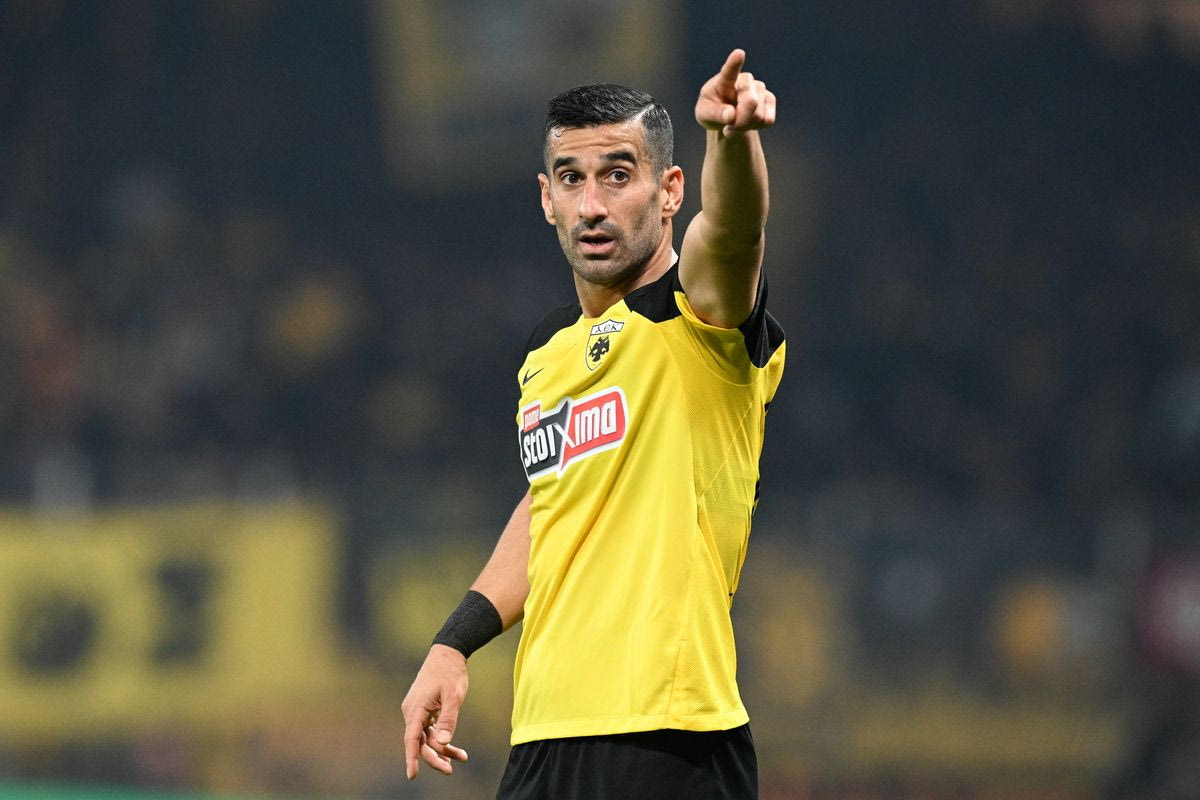 Ο Εχσάν Χατζισαφί με τη φανέλα της ΑΕΚ