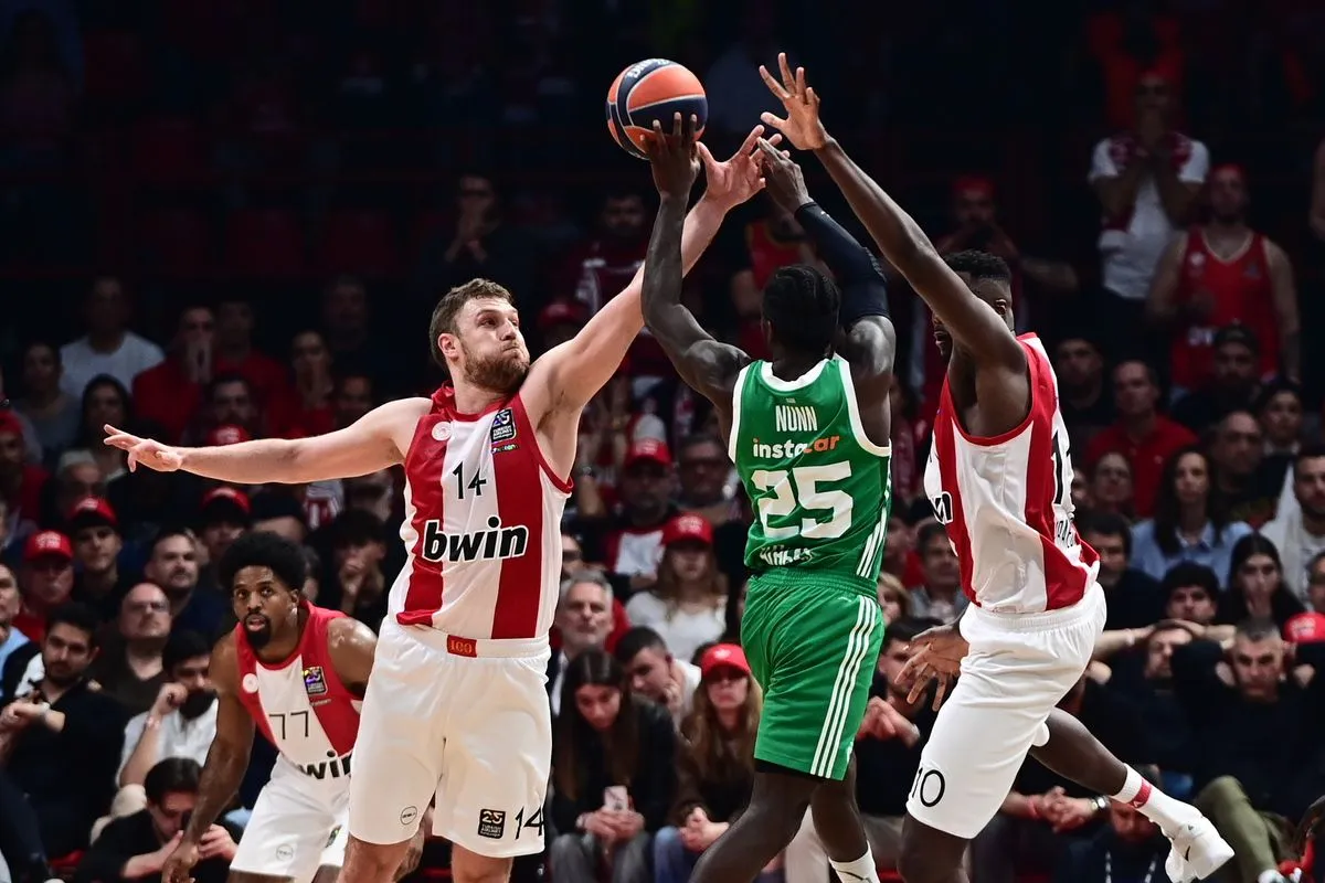 Οι παίκτες Παναθηναϊκού και Ολυμπιακού