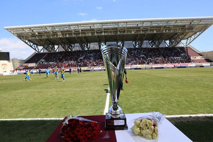 Το τρόπαιο της Super League 2 στην AEL FC Arena