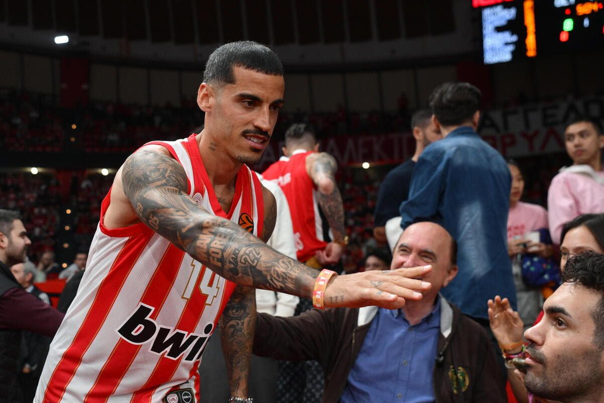 Ο Τσικίνιο σε αγωνα μπάσκετ του Ολυμπιακού