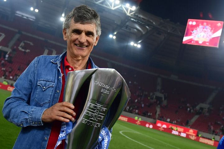 O Μεντιλίμπαρ με το τρόπαιο της Stoiximan Super League