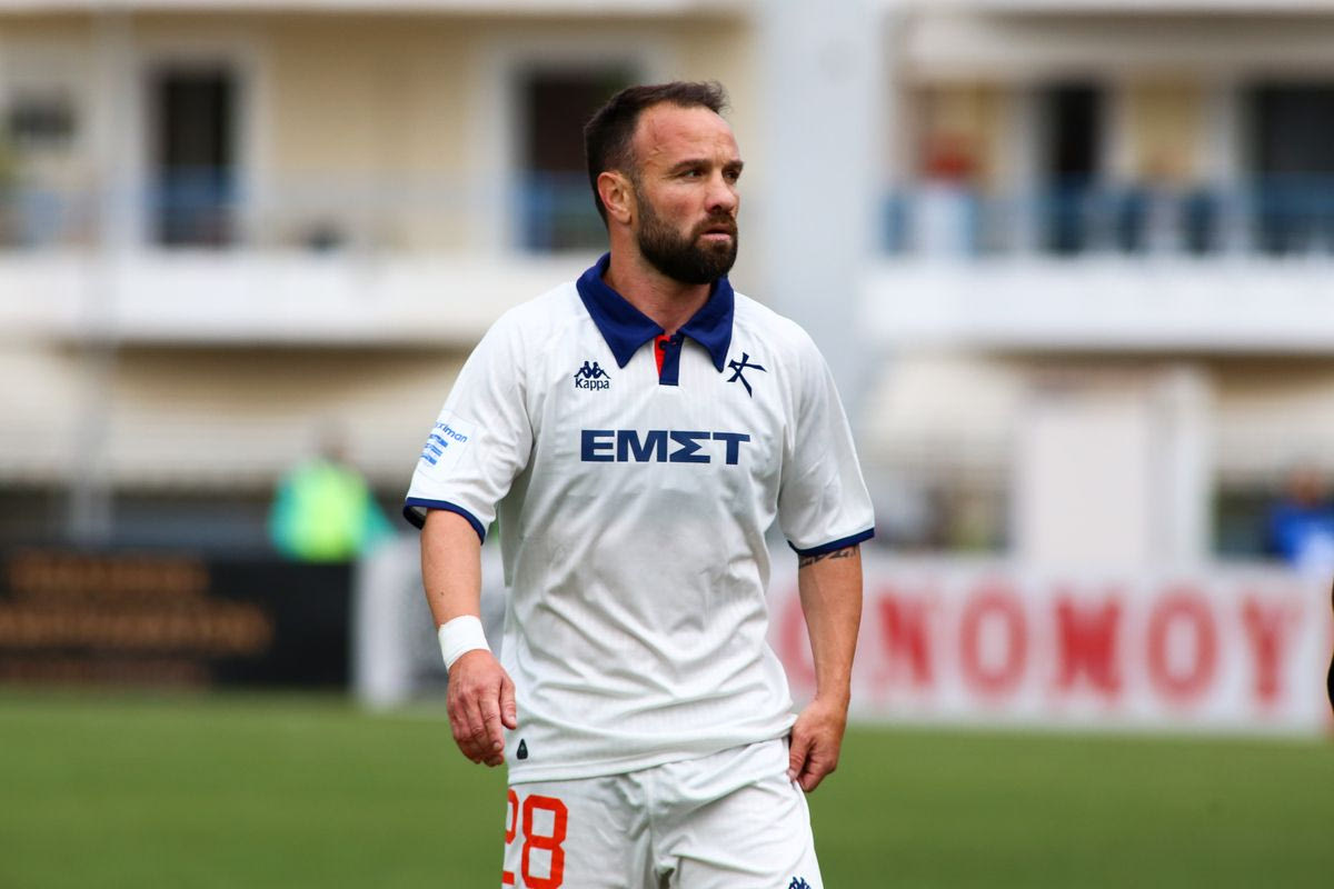 O Ματιέ Βαλμπουενά με τη φανέλα της Athens Kallithea