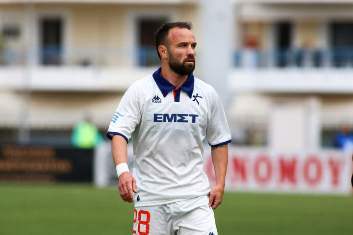 O Ματιέ Βαλμπουενά με τη φανέλα της Athens Kallithea