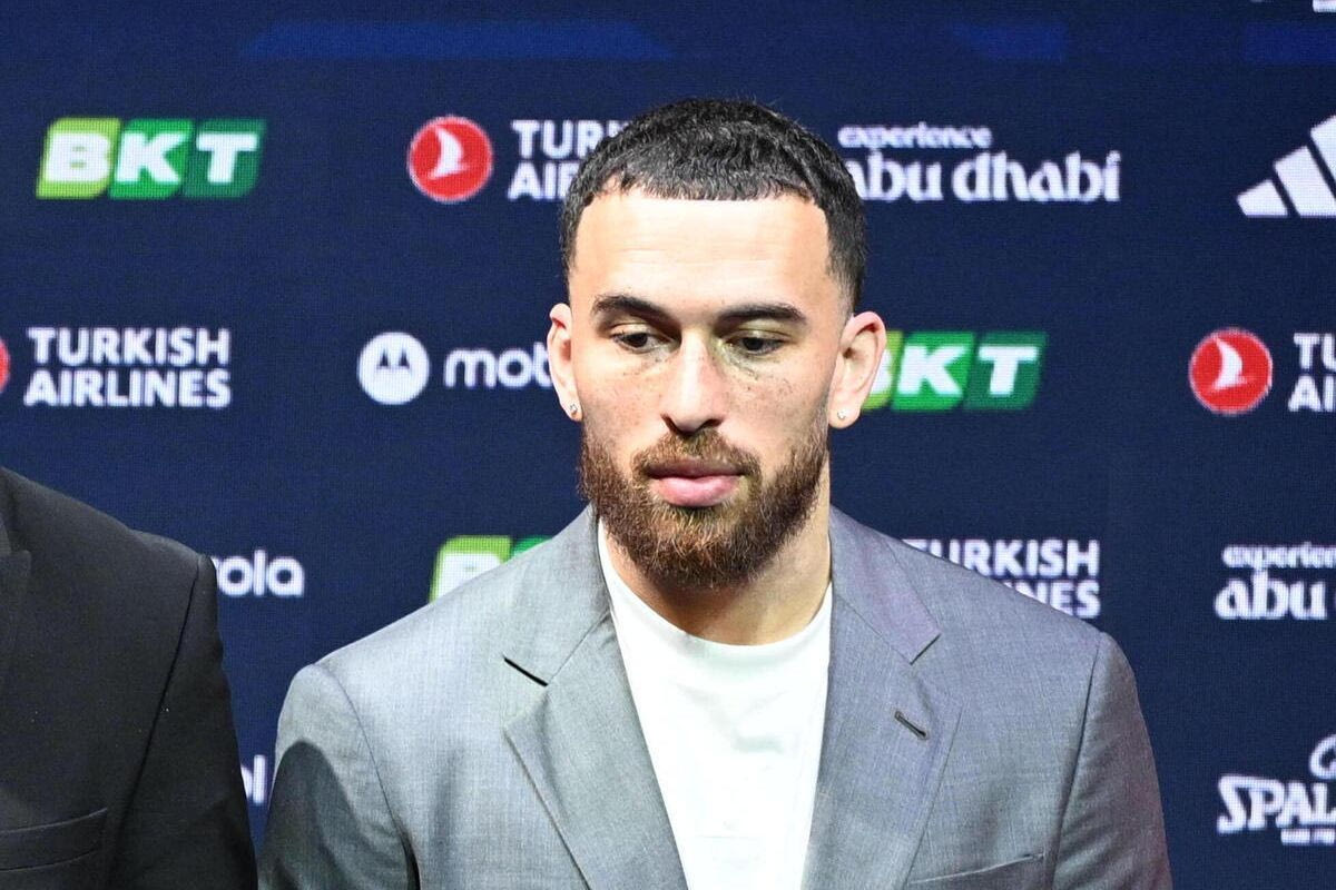 Ο Μάικ Τζέιμς στη συν. Τύπου της EuroLeague