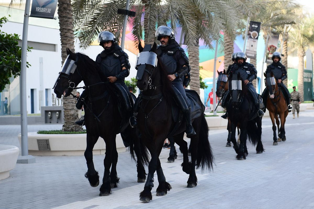 Η αστυνομία του Άμπου Ντάμπι έξω από την Etihad Arena
