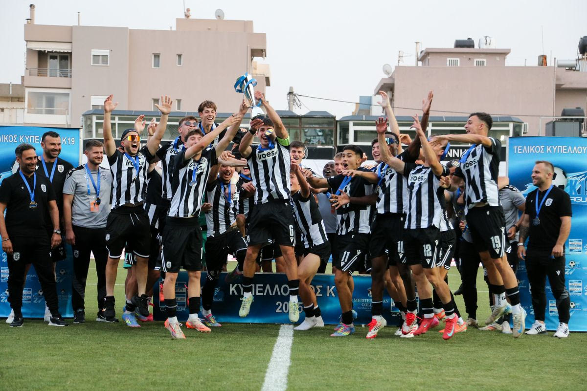 Οι παίκτες του ΠΑΟΚ πανηγυρίζουν την κατάκτηση 