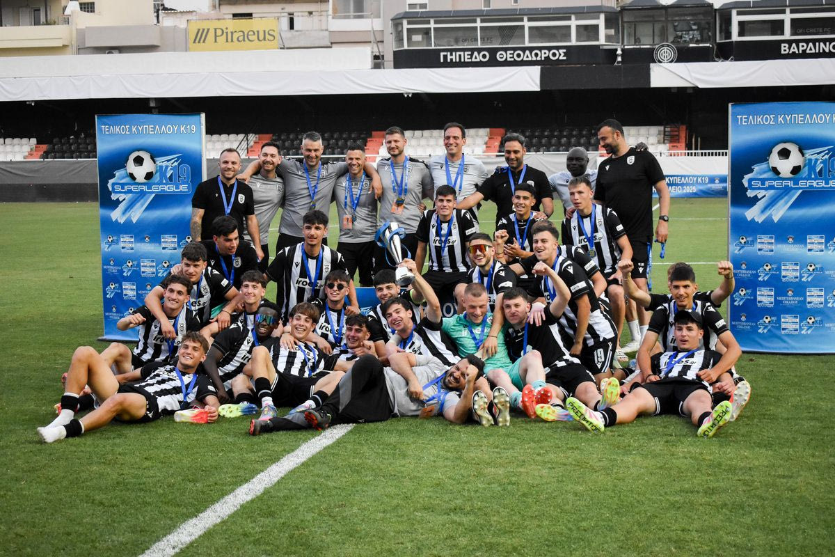 Οι παίκτες του ΠΑΟΚ πανηγυρίζουν την κατάκτηση 