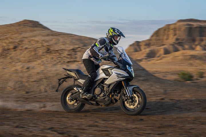 CFMOTO 700MT: Δωρεάν βαλίτσα και έκπτωση 3% για σώματα ασφαλείας και σχολές οδηγών
