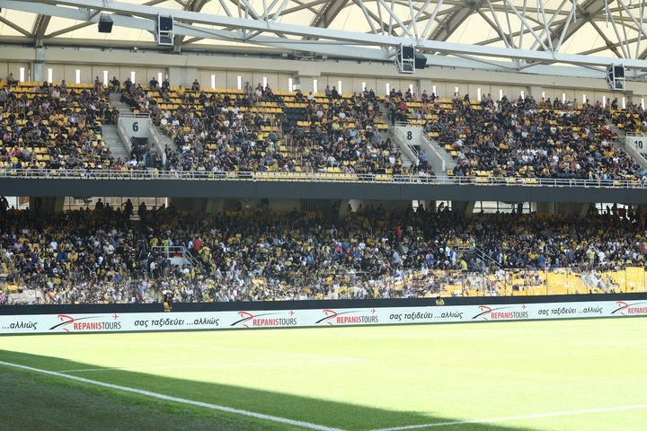 Όμορφες εικόνες στην OPAP Arena στο ιστορικό πρώτο παιχνίδι ποδοσφαίρου γυναικών