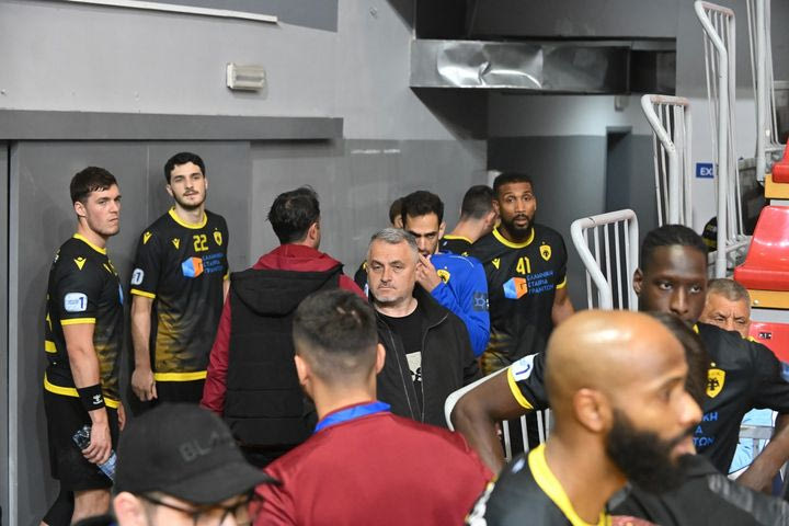 ΑΕΚ: Οι παίκτες της Ένωσης δεν βγαίνουν να παίξουν με την Αλκαλόιντ, διαβουλεύσεις με τους διαιτητές