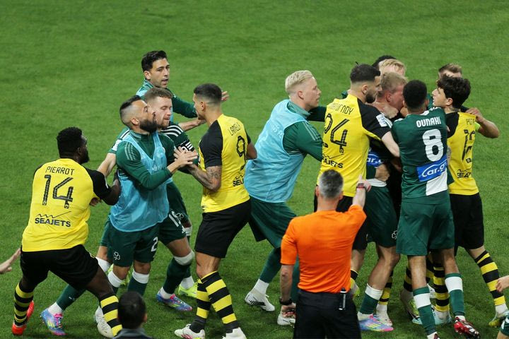 Μεγάλη ένταση στη Νέα Φιλαδέλφεια, πιάστηκαν στα χέρια Σβιντέρσκι και Ρότα