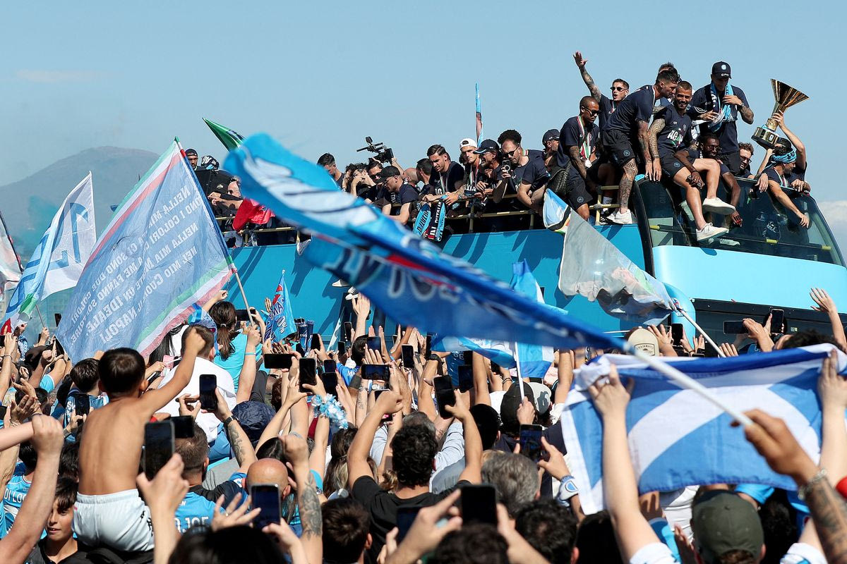 Οι παίκτες της Νάπολι στο ανοιχτό πούλμαν