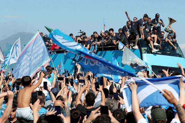 Οι παίκτες της Νάπολι στο ανοιχτό πούλμαν