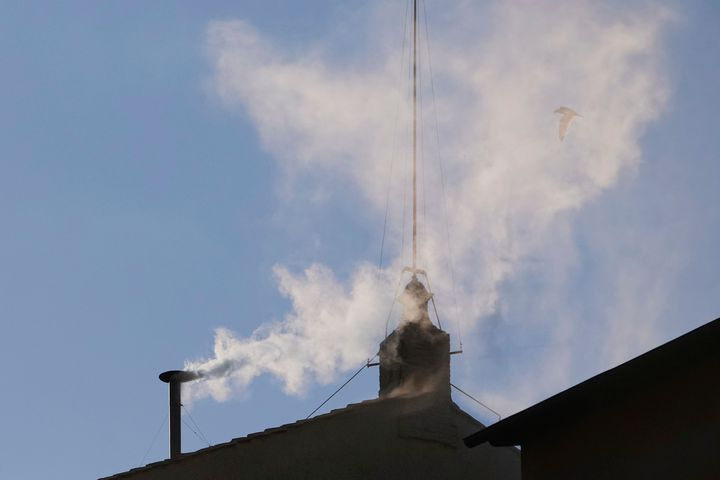Ο λευκός καπνός για την εκλογή νέου Πάπα