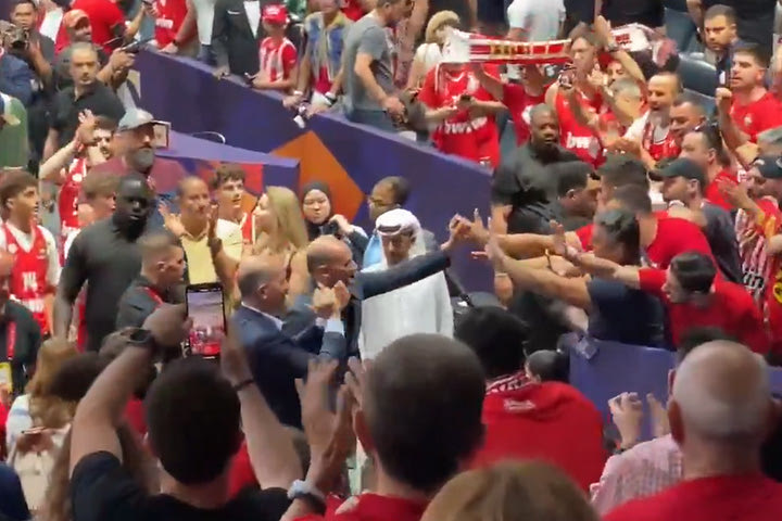 Final Four 2025, Ολυμπιακός: Αγγελόπουλοι και ομάδα αποθεώθηκαν από τους φιλάθλους των ερυθρόλευκων, ζητώντας τους την κατάκτηση του πρωταθλήματος