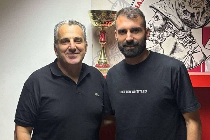 Ο Κουτρουμπής έβαλε τέλος στην ποδοσφαιρική του καριέρα και έγινε εκτελεστικός διευθυντής στον Άγιαξ Ταύρου