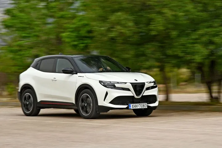 Οδηγούμε την πρώτη ηλεκτρική Alfa Romeo, το ξεχωριστό B-SUV Junior Elettrica