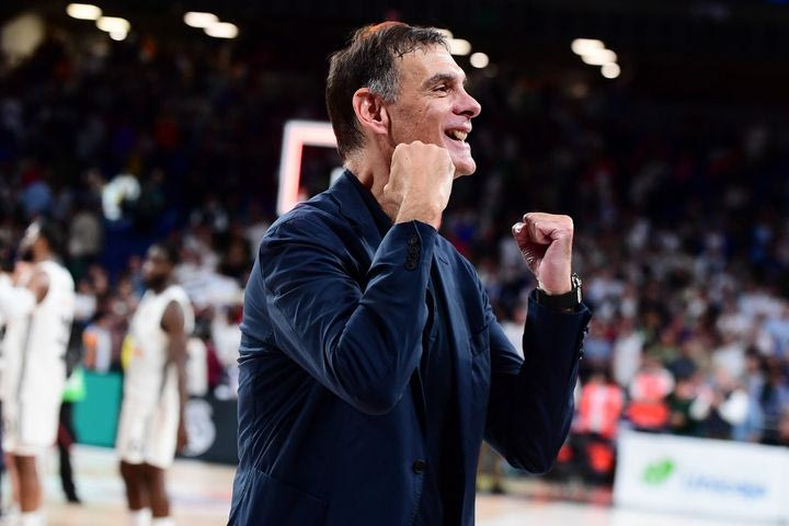 Ολυμπιακός, Final Four: Ο Μπαρτζώκας πανηγύρισε με υψωμένες γροθιές την πρόκριση στο Άμπου Ντάμπι
