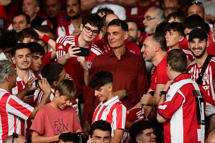 Τελικός Κυπέλλου Ελλάδας, ΟΦΗ – Ολυμπιακός: Ο Γιώργος Μπαρτζώκας στο ΟΑΚΑ, κάθισε στην εξέδρα των φίλων του Ολυμπιακού και αποθεώθηκε