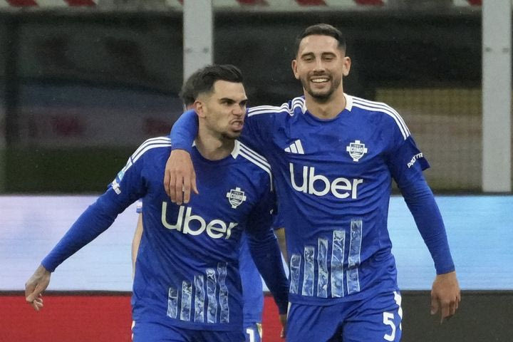 Κόμο – Κάλιαρι 3-1: Με τριάρα η ομάδα του Δουβίκα έδωσε συνέχεια στο νικηφόρο σερί της