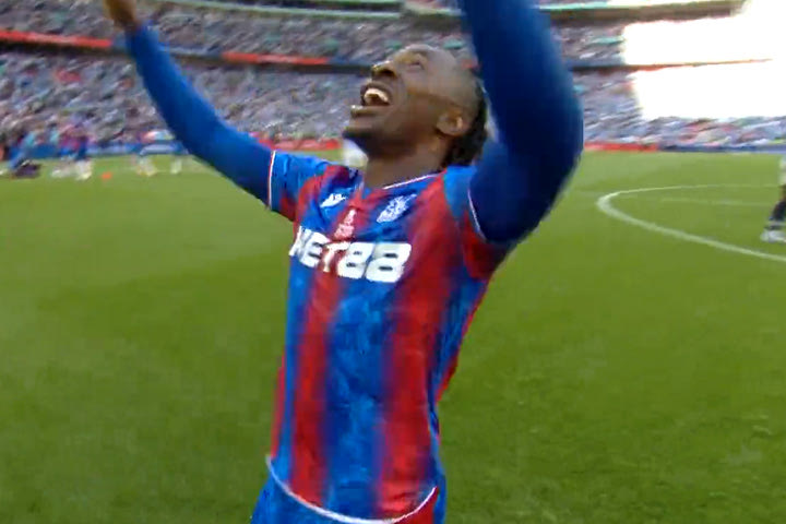 Η έκρηξη χαράς των ανθρώπων της Κρίσταλ Πάλας μετά το φινάλε του τελικού στο Γουέμπλεϊ