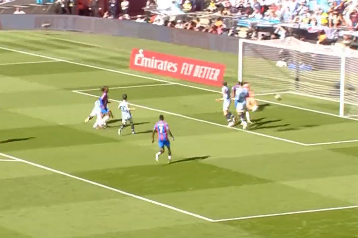 Ο Έζε έκανε το 1-0 για την Κρίσταλ Πάλας στον τελικό του FA Cup απέναντι στη Σίτι