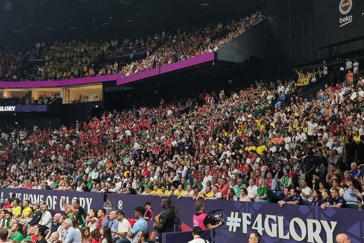 Final Four 2025: Απίστευτο μωσαϊκό, μαζί στις εξέδρες οπαδοί των Παναθηναϊκού, Ολυμπιακού και Φενέρμπαχτσε