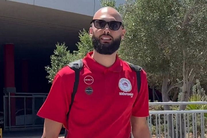 Final Four 2025, Ολυμπιακός: Το “Habibi” του Φουρνιέ κατά την αναχώρηση της ερυθρόλευκης αποστολής από το ΣΕΦ