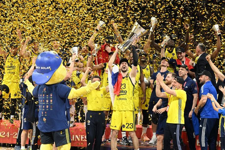 Final Four 2025: Η στιγμή της απονομής του τροπαίου στην Φενέρμπαχτσε