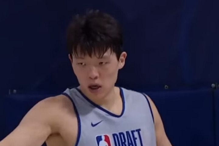 NBA: Ο γίγαντας Χάνσεν Γιανγκ εντυπωσίασε κόσμο στο Draft Combine και θεωρείται ό,τι καλύτερο έχει βγάλει το κινεζικό μπάσκετ μετά τον Γιάο Μινγκ