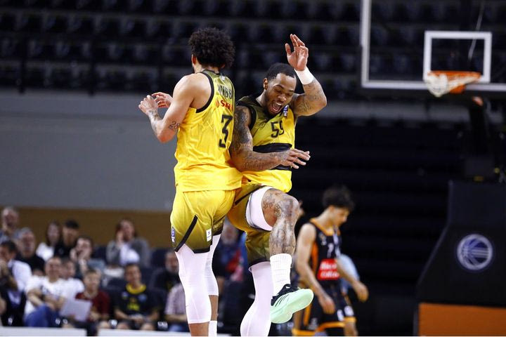 Άρωμα NBA στη Sunel Arena: Ο Χαμπ ύψωσε και ο Τάκερ κάρφωσε στην πιο θεαματική φάση του ΑΕΚ Betsson – Προμηθέας
