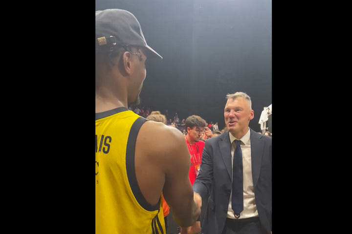 Final Four 2025: Η χειραψία “Job Done” του Γιασικεβίτσιους με τον Χέιζ-Ντέιβις