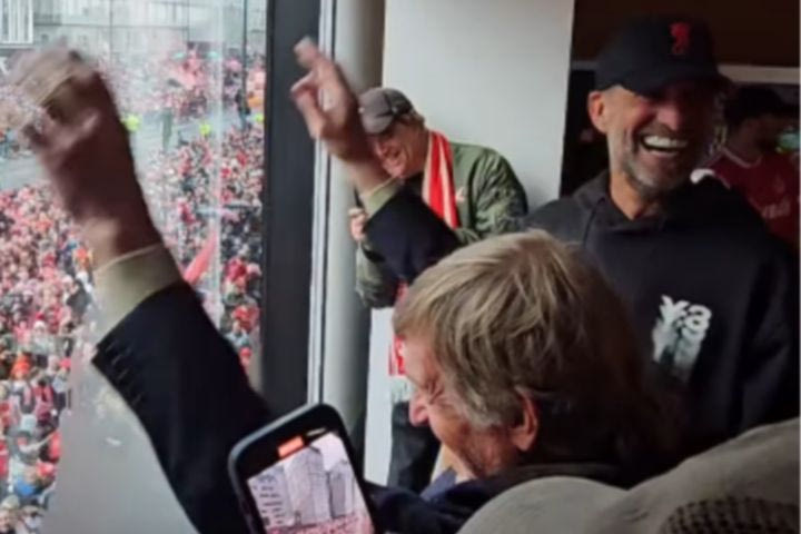 Λίβερπουλ: Ο Γιούργκεν Κλοπ και ο Σερ Κένι Νταλγκλίς παρακολούθησαν μαζί την παρέλαση των Reds για την κατάκτηση της Premier League