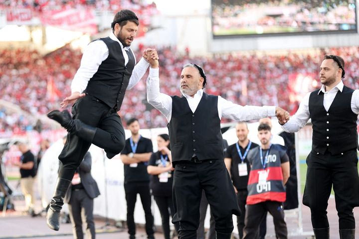 Εντυπωσιακή ατμόσφαιρα με χορούς “Τα παιδιά του Πειραιά” και κρητικά τραγούδια πριν από την έναρξη του τελικού του Κυπέλλου