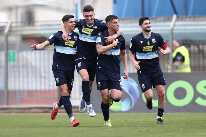 Οι παίκτες της Λαμίας πανηγυρίζουν