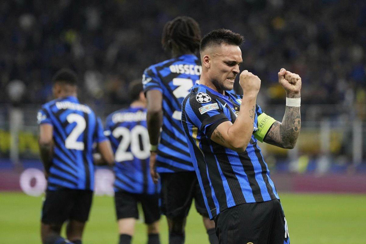 Ο Λαουτάρο πανηγυρίζει αφού σκόραρε στο Ίντερ - Μπαρτσελόνα