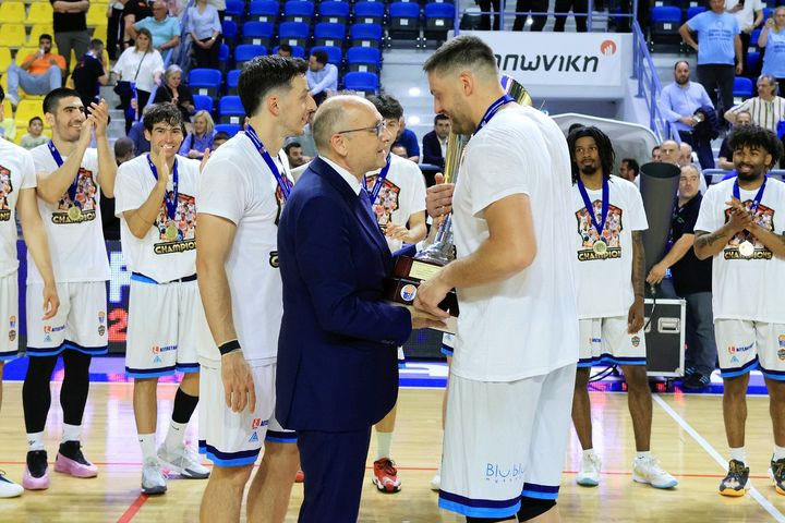 Ο Βαγγέλης Λιόλιος είδε από κοντά τον τελικό της Elite League και έδωσε την κούπα στον Μελισσαράτο