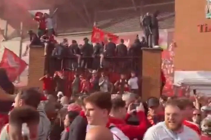 To SPORT24 στο Άνφιλντ: Χαμός από τους φίλους της Λίβερπουλ για την κατάκτηση του 20ου πρωταθλήματος